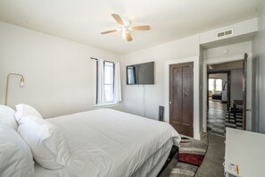 2 bedrooms, desk, iron/ironing board, free WiFi