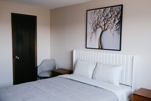 1 habitación, escritorio, tabla de planchar con plancha y cuna de viaje