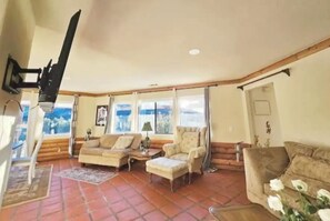Smart TV, futbolito y tenis de mesa 
