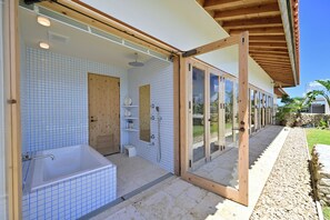 Villa de lujo, balcón, vistas al mar | Baño | Ducha y bañera combinadas y artículos de higiene personal gratuitos