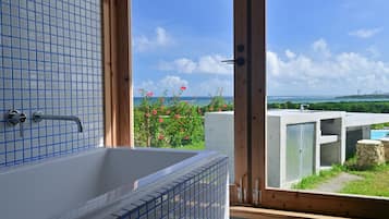 淋浴/盆浴组合、免费洗浴用品、吹风机、拖鞋