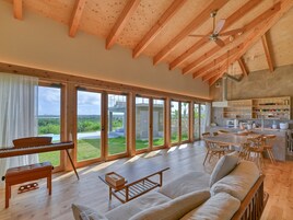 3 bedrooms, free minibar, individually decorated, individually furnished