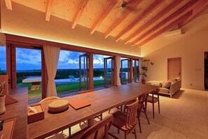 ラグジュアリー ヴィラ バルコニー オーシャンビュー | リビング エリア