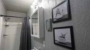 Douche, serviettes fournies, savon, shampoing