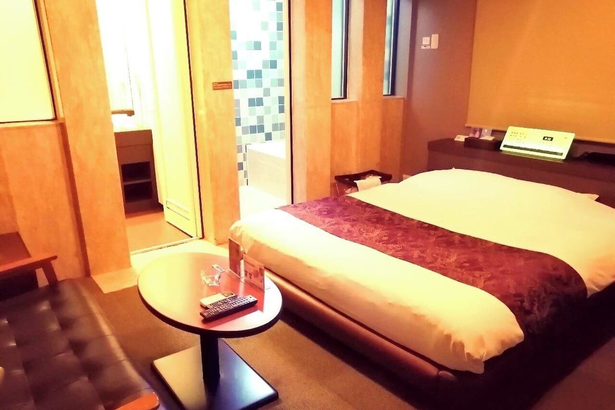 Kamar Double Basic | Wi-Fi gratis dan seprai linen