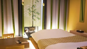 Ein Hotelzimmer mit einem Bett, einem Schreibtisch und einem Stuhl.