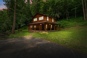 Exterior - -Private Cabin - Hot Tub - RV/Trailer Parking - Fire Pit - 20 min to Dollywood- (Sevierville)