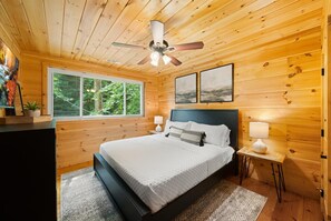 2 bedrooms, iron/ironing board, free WiFi, bed sheets - -Private Cabin - Hot Tub - RV/Trailer Parking - Fire Pit - 20 min to Dollywood- (Sevierville)