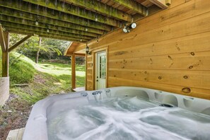 Terrace/patio - -Private Cabin - Hot Tub - RV/Trailer Parking - Fire Pit - 20 min to Dollywood- (Sevierville)