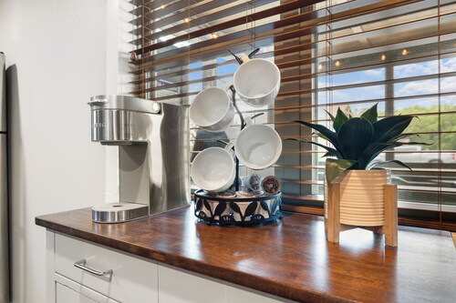 Restful Retreat: Lake Resort and Private Hot Tub