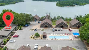 Ein Hotel mit Schwimmbad, mehreren Gästezimmern und Seeblick.