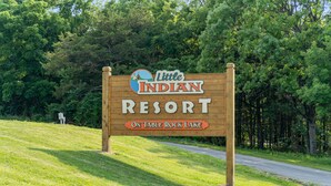 Ein Holzschild für das Little Indian Resort am Table Rock Lake.