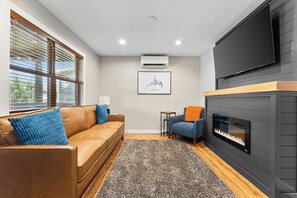 Smart TV y chimenea 