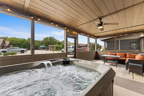 Restful Retreat: Lake Resort and Private Hot Tub