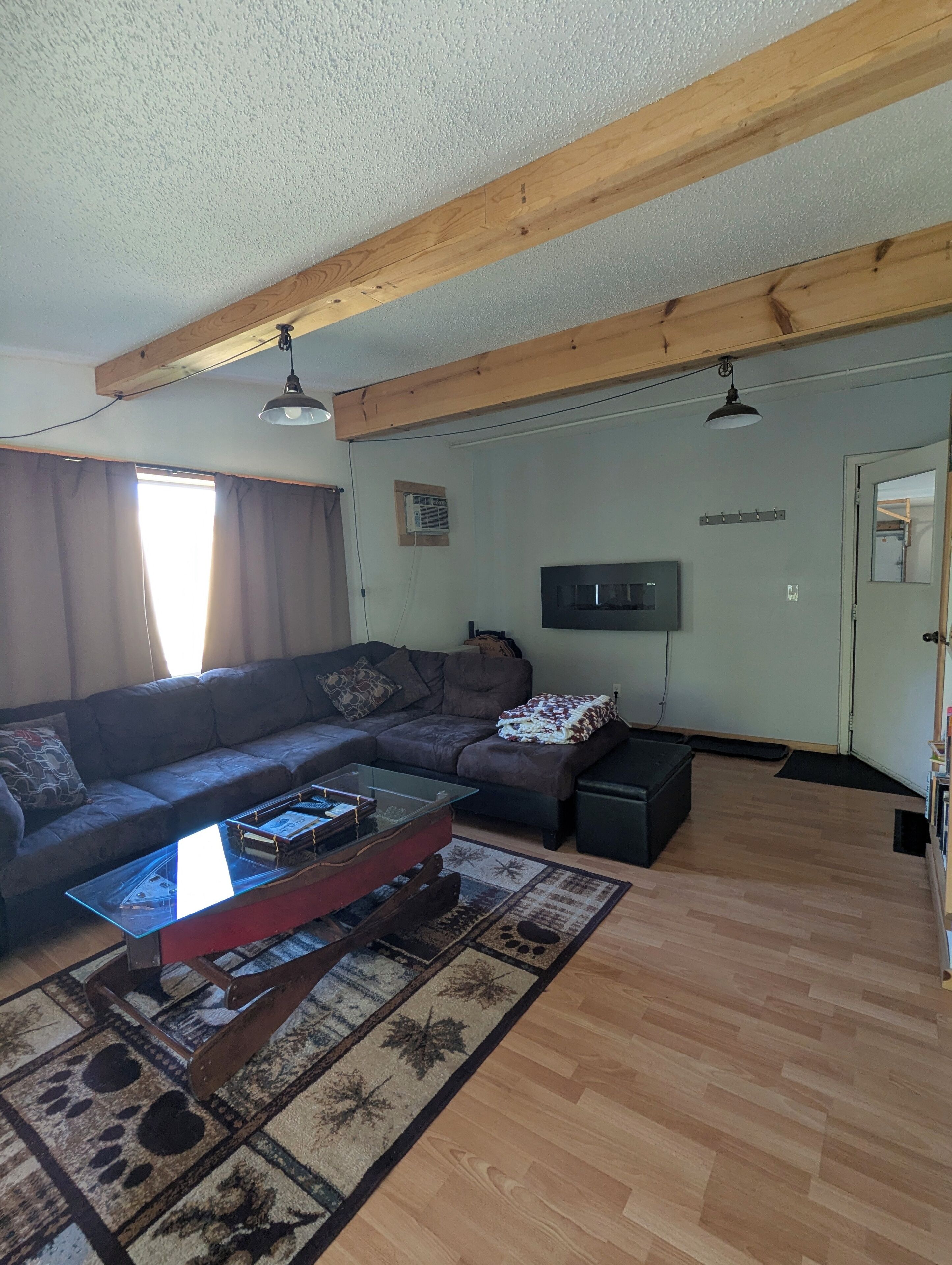 Älytelevisio, takka, DVD-soitin, kirjoja