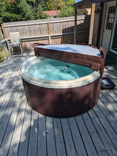 UP Adventure Basecamp with hot tub close to the Porcupine Mountains.
