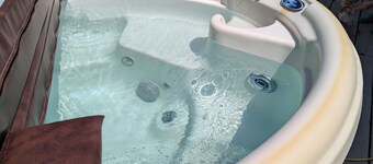 UP Adventure Basecamp with hot tub close to the Porcupine Mountains.
