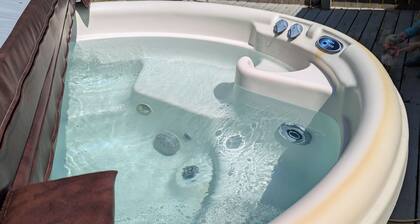 UP Adventure Basecamp with hot tub close to the Porcupine Mountains.