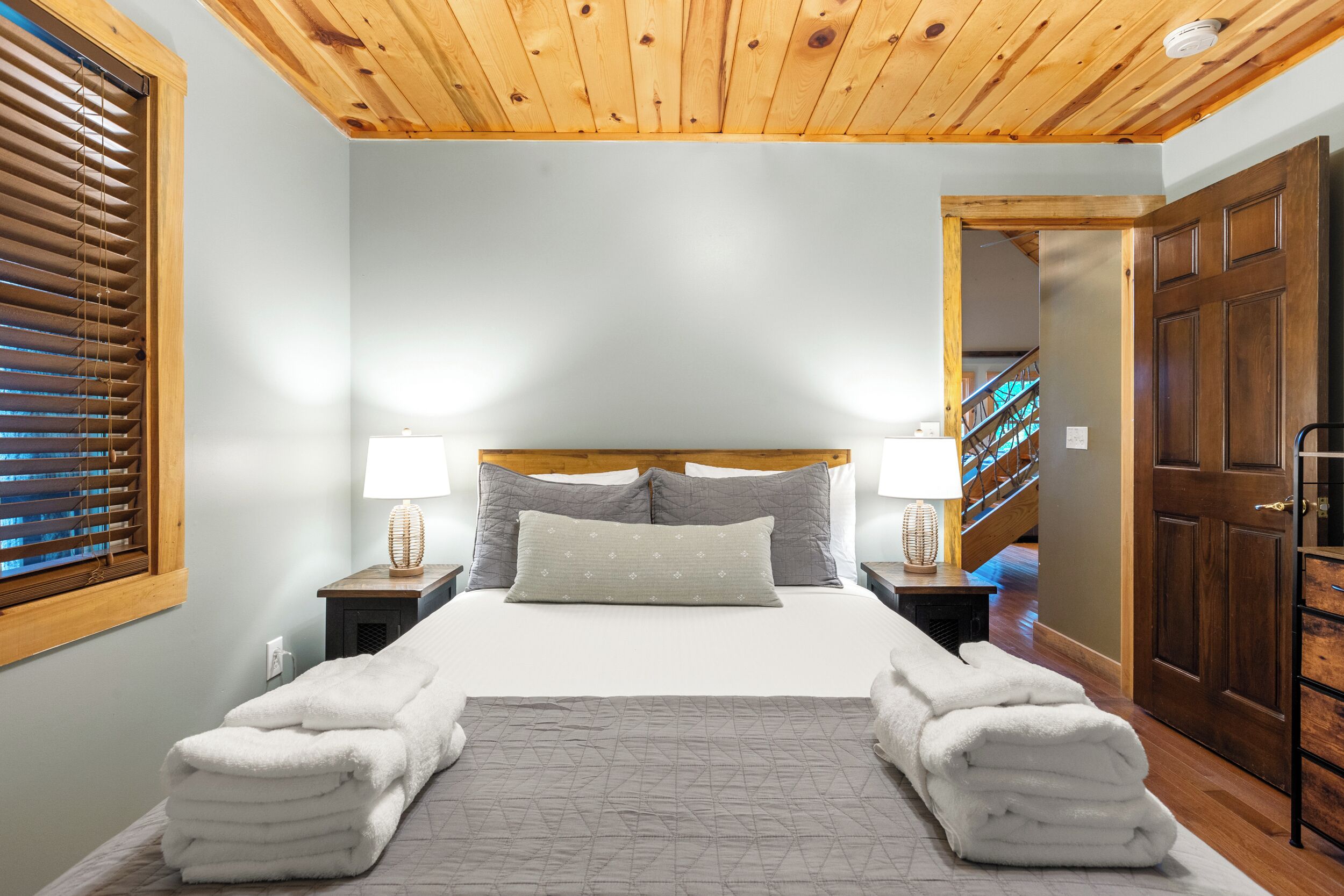 4 slaapkamers, een bureau, een strijkplank/strijkijzer, gratis wifi