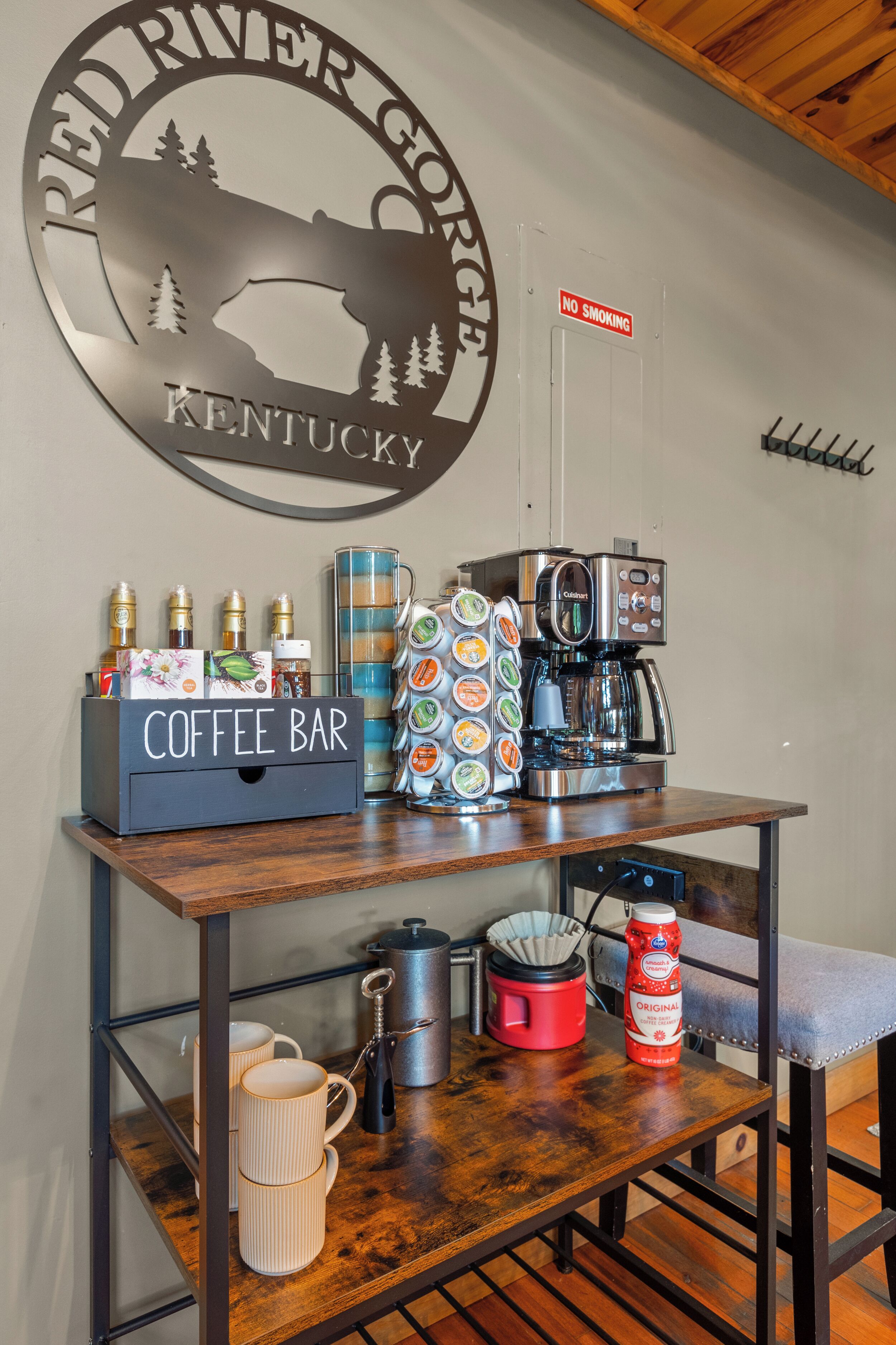 En kaffebar med en kaffemaskin, en kaffestation och en skylt som visar att rökning inte är tillåtet.