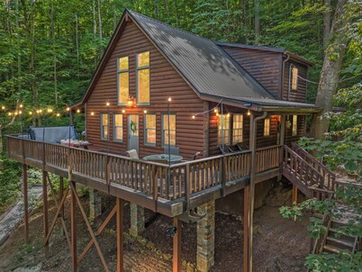 Minutes to Nada Tunnel + Natural Bridge SP / Views - Hot Tub - Firepit