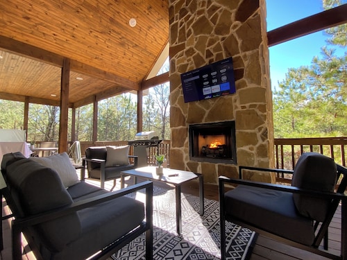 New Luxury Cabin/Hot Tub/Fire Pit/Corn Hole/Indoor & Outdoor Fireplaces/Games