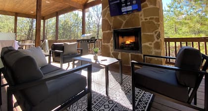 New Luxury Cabin/Hot Tub/Fire Pit/Corn Hole/Indoor & Outdoor Fireplaces/Games