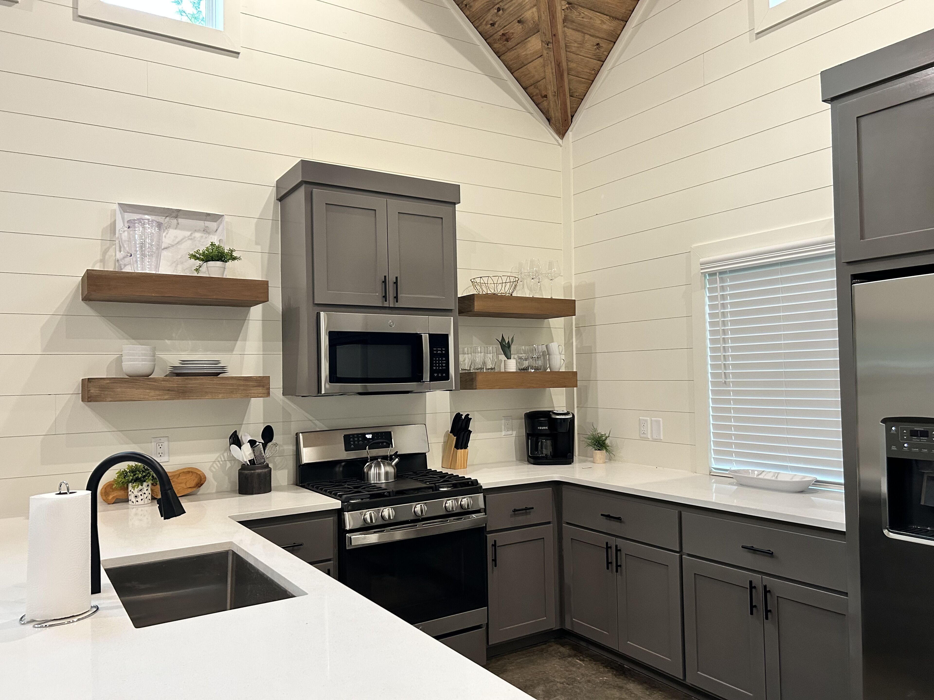 Coffee/tea maker, fridge, microwave, oven