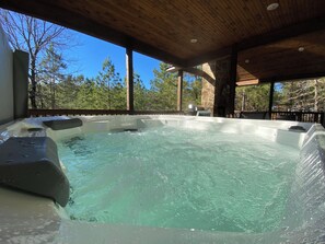 Outdoor spa tub - New Luxury Cabin/Hot Tub/Fire Pit/Corn Hole/Indoor & Outdoor Fireplaces/Games (Broken Bow)