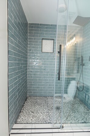 Regadera, toallas, jabón, papel de baño