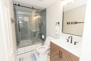 Dusche, Handtücher, Seife, Toilettenpapier