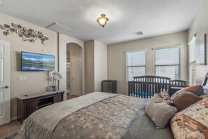 5 bedrooms, desk, iron/ironing board, travel crib - Spacious 4-bedroom house in delightful Surprise with WiFi, AC close to downtown (Surprise)