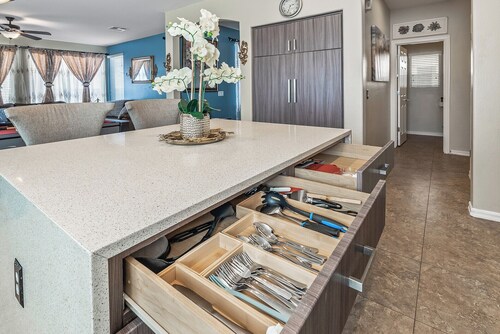 Spacious 4-bedroom house in delightful Surprise with WiFi, AC close to downtown