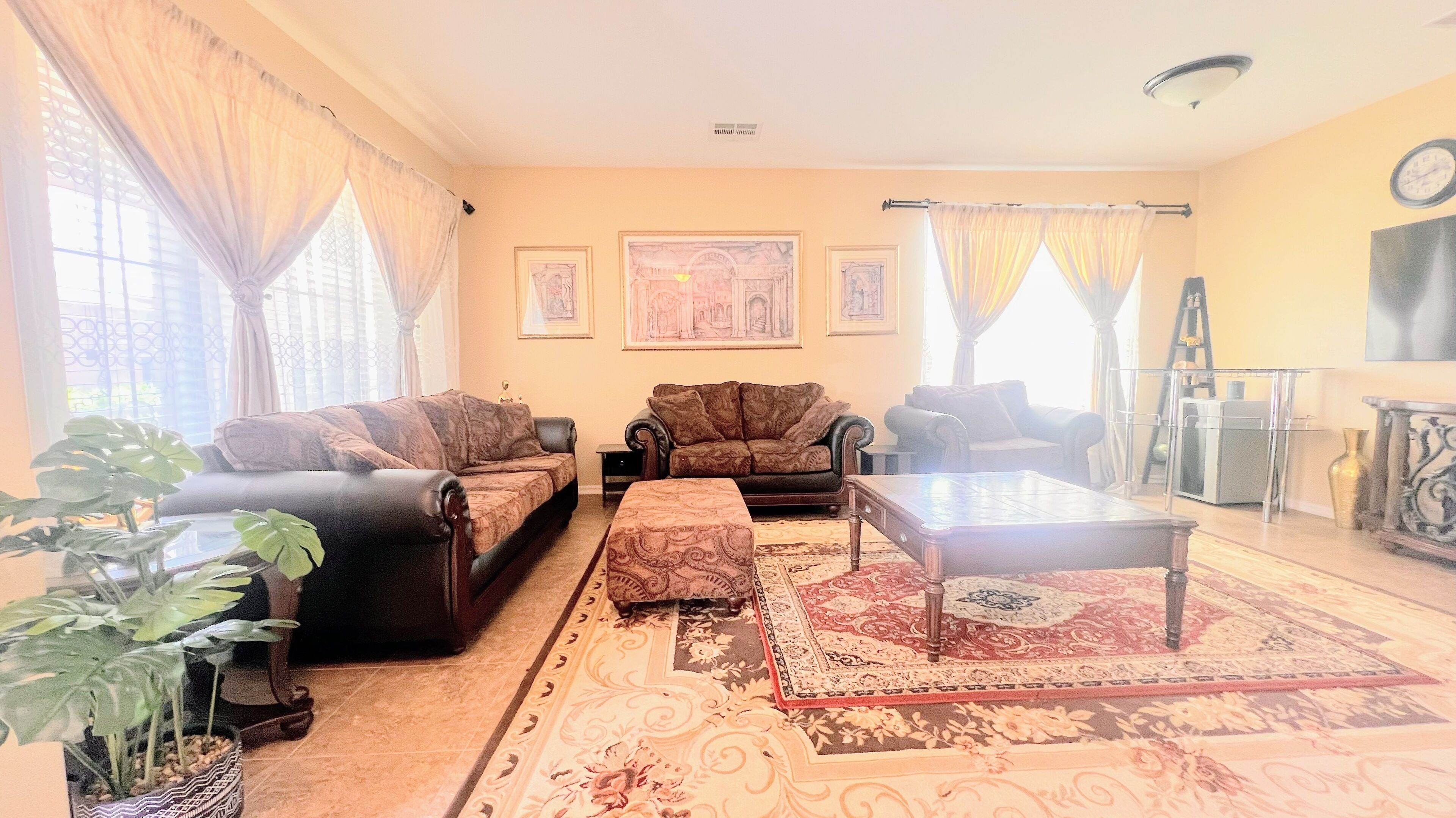 Spacious 4-bedroom house in delightful Surprise with WiFi, AC close to downtown