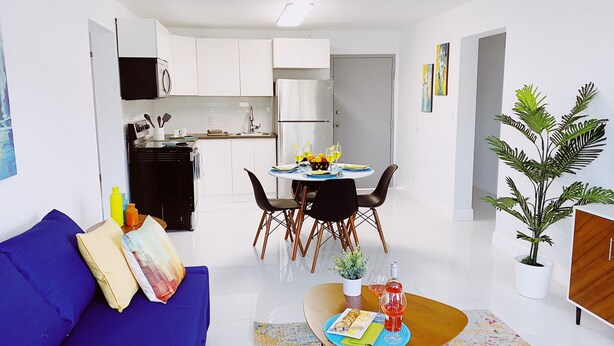 A modern apartment with a living room, dining area, and kitchen. - Spacious 2-Bed, 2-Bath in the Center of Miami w/ Free Parking (Miami)