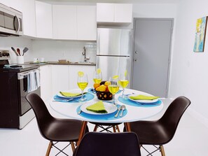 Réfrigérateur, four à micro-ondes, un four, surface de cuisson