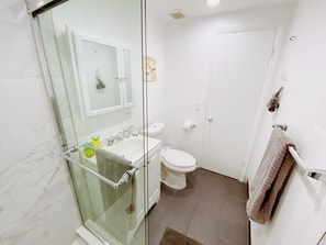 Een douche, een haardroger, handdoeken