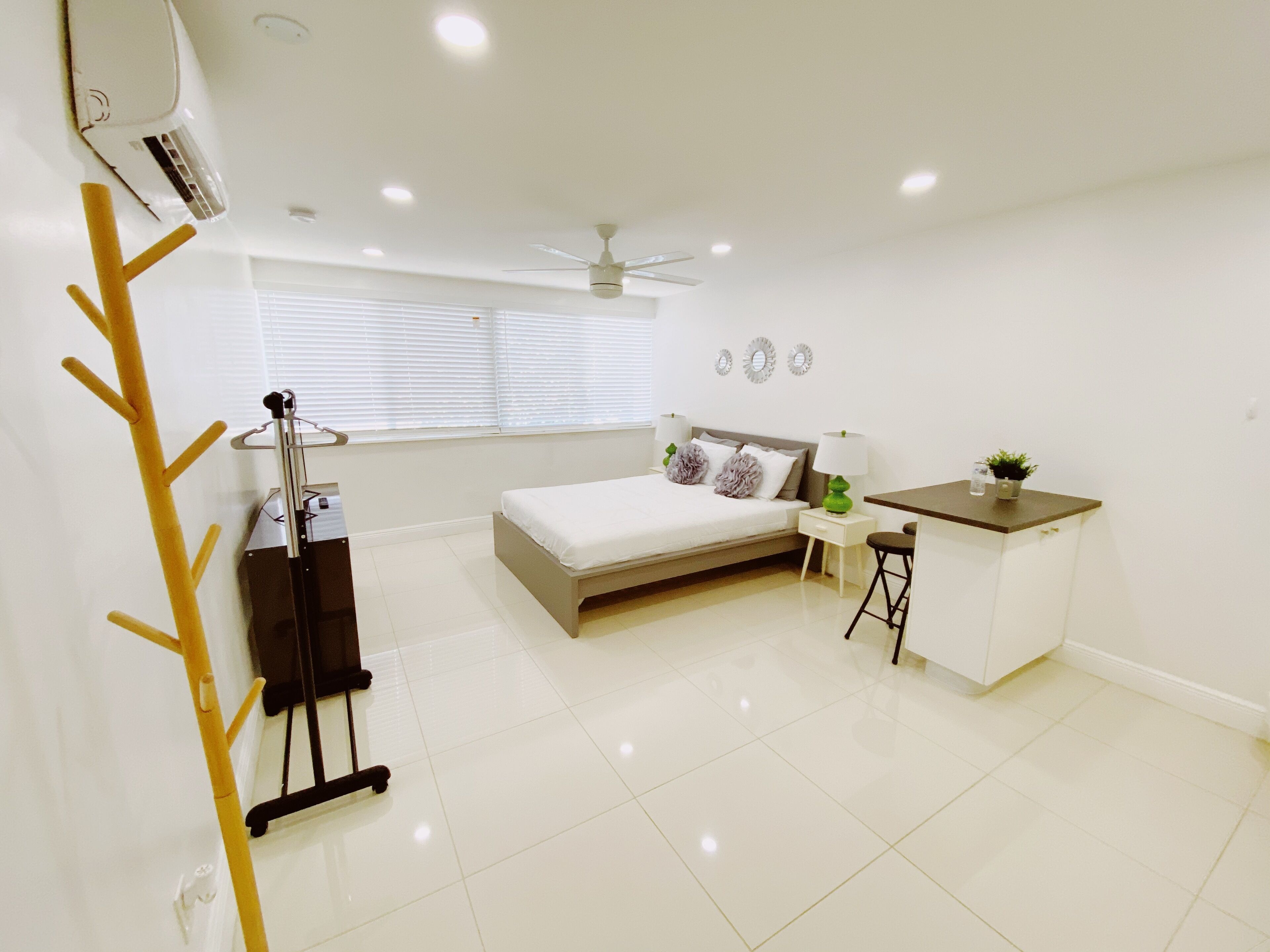 Een strijkplank/strijkijzer, wifi, beddengoed