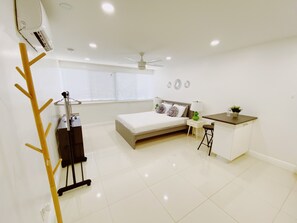 Een strijkplank/strijkijzer, wifi, beddengoed