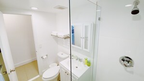 Bathroom - Comfy 1-Bedroom Apartment w/ parking - Coconut Grove (Miami)