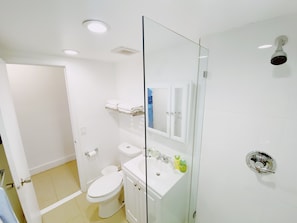 Ducha, secador de pelo, toallas