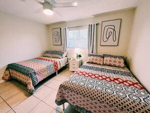 1 camera, una scrivania, Wi-Fi