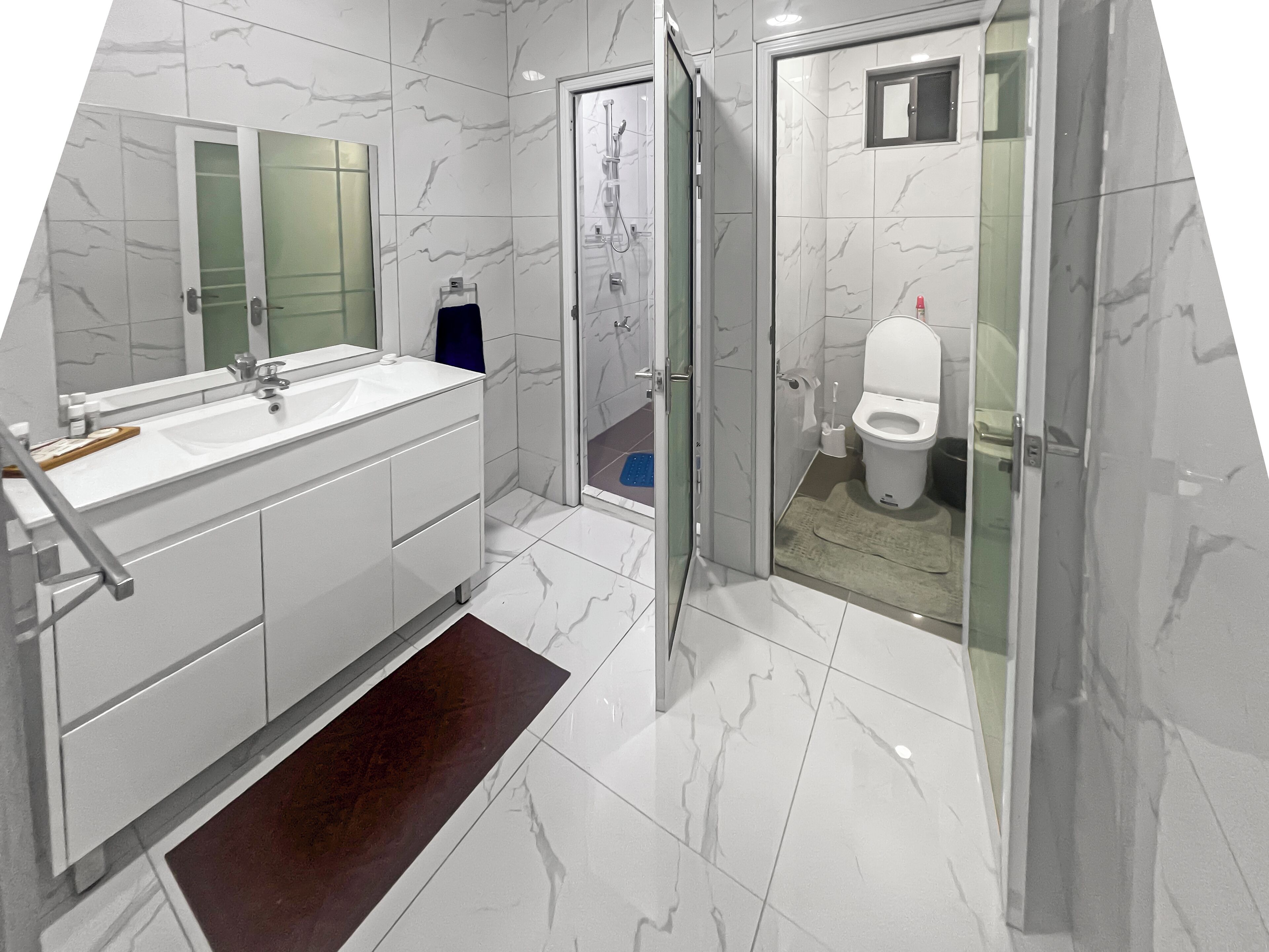 Ducha, secador de pelo, toallas, jabón