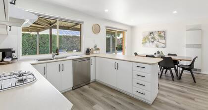 2 Bedroom - Walk to Beach - Pet Friendly