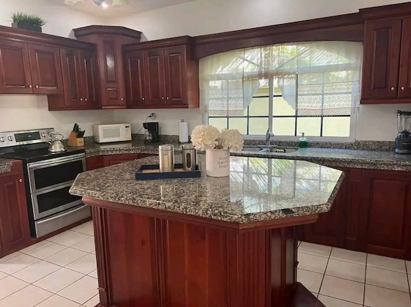 冷蔵庫、電子レンジ、オーブン、コンロ