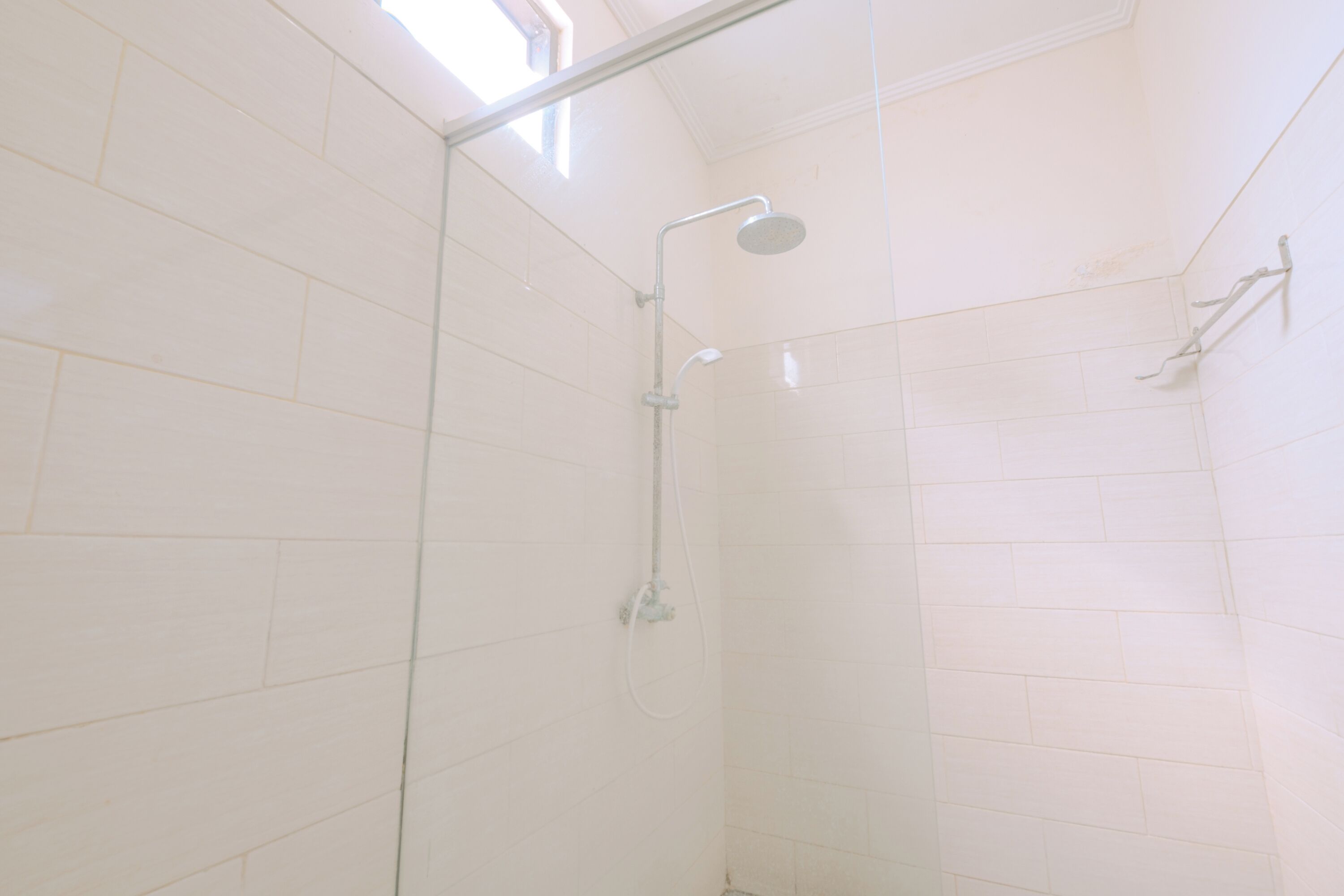 Quarto standard | Banheiro | Chuveiro, chuveiro com efeito de chuva, chinelos, toalhas de banho
