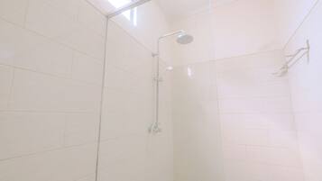 Quarto standard | Banheiro | Chuveiro, chuveiro com efeito de chuva, chinelos, toalhas de banho