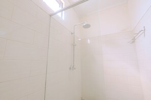 Quarto standard | Banheiro | Chuveiro, chuveiro com efeito de chuva, chinelos, toalhas de banho
