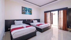 A hotel room with two beds, a painting on the wall, and a view through the window. - Samudra Homestay (Kuta)