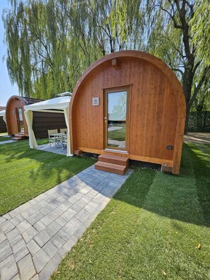 Exclusieve cottage, uitzicht op tuin | Een kluis op de kamer, geluiddichte muren, gratis wifi